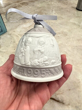 Lladro Campana Navidad 1995 Porcelain Holiday Ornament
